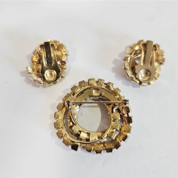 Vintage Demi Parure Open Work Green Glass Rhinestone Brooch Clip On Earring Set - Picture 9 of 11